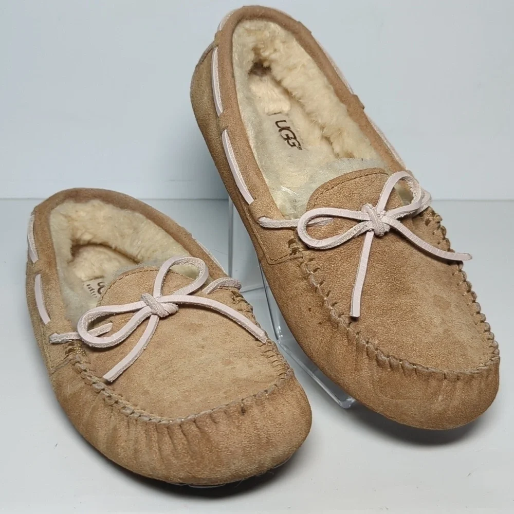 UGG Dakota suede sheepskin moccasin slippers woman's size 6 EU 37